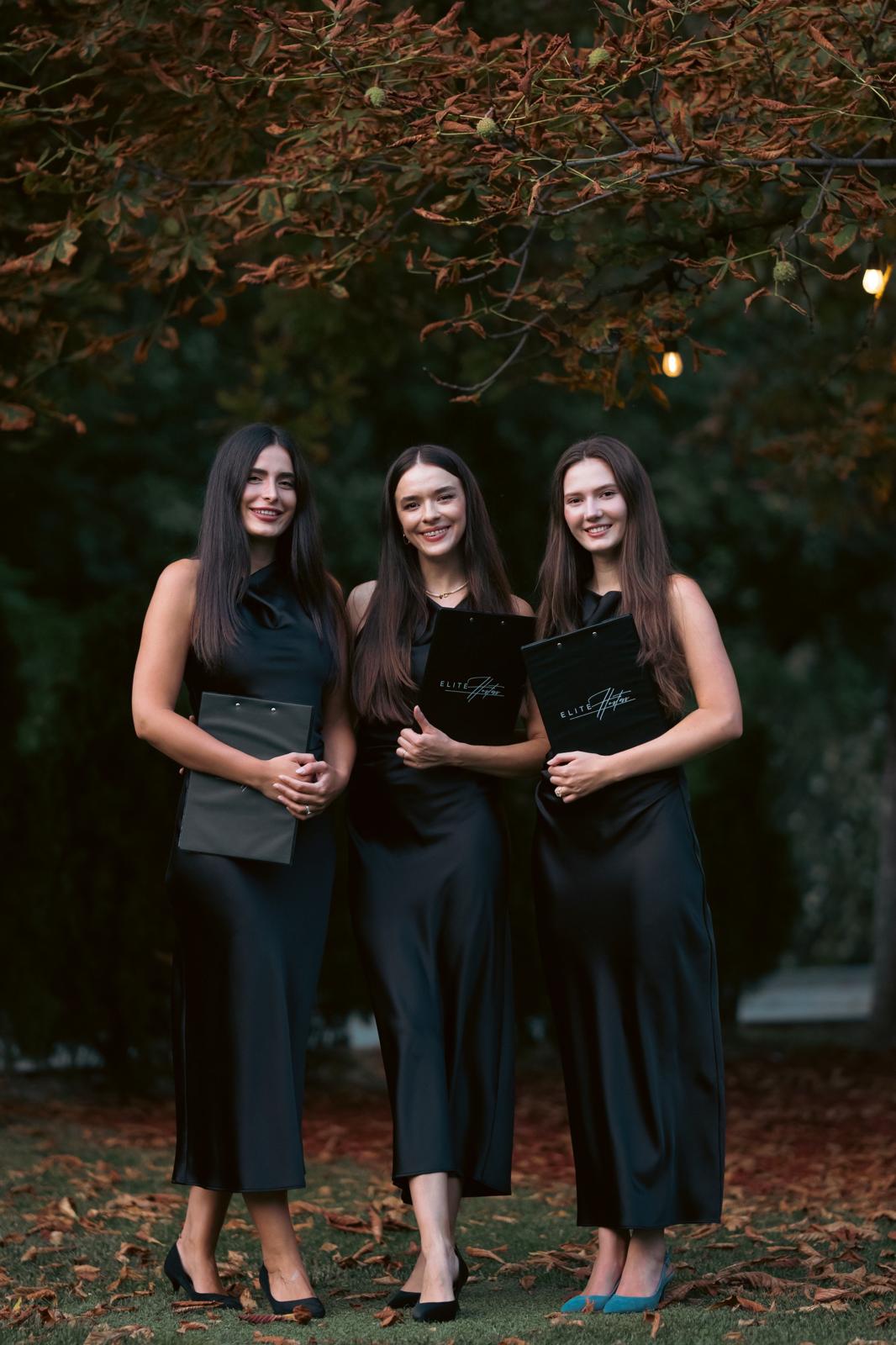 Elite Hostess - echipă în negru, la eveniment