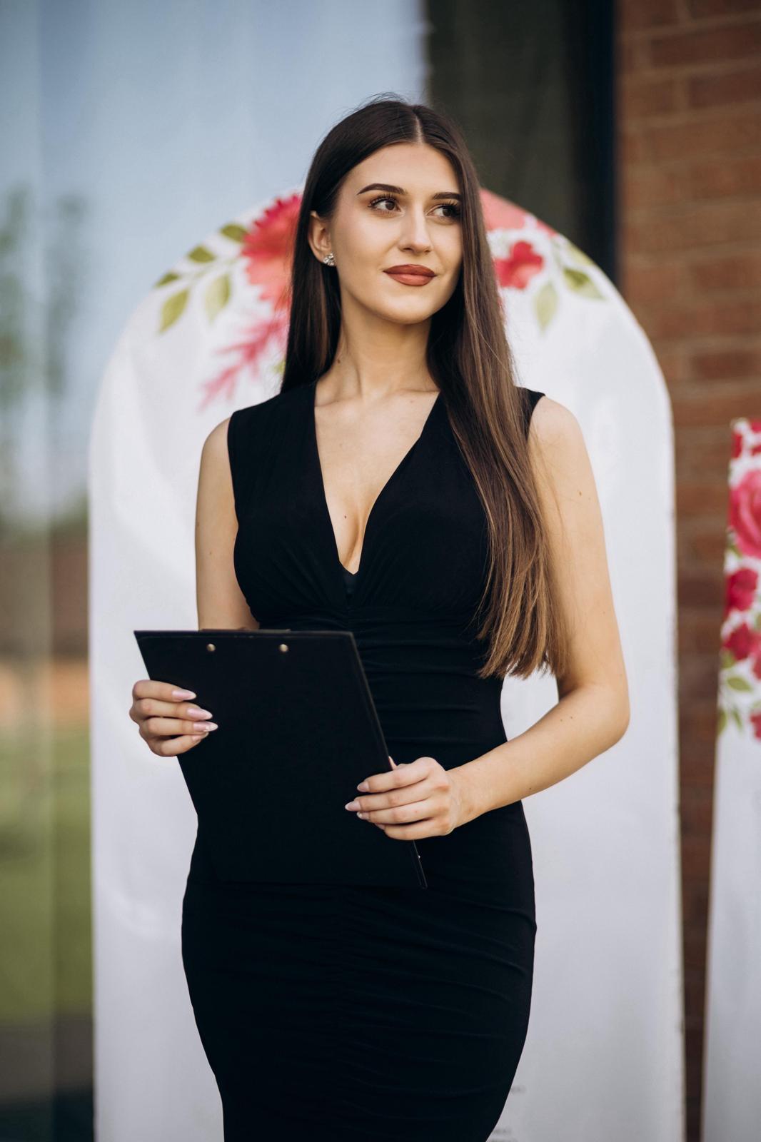 Elite Hostess - hostess în rochie neagră