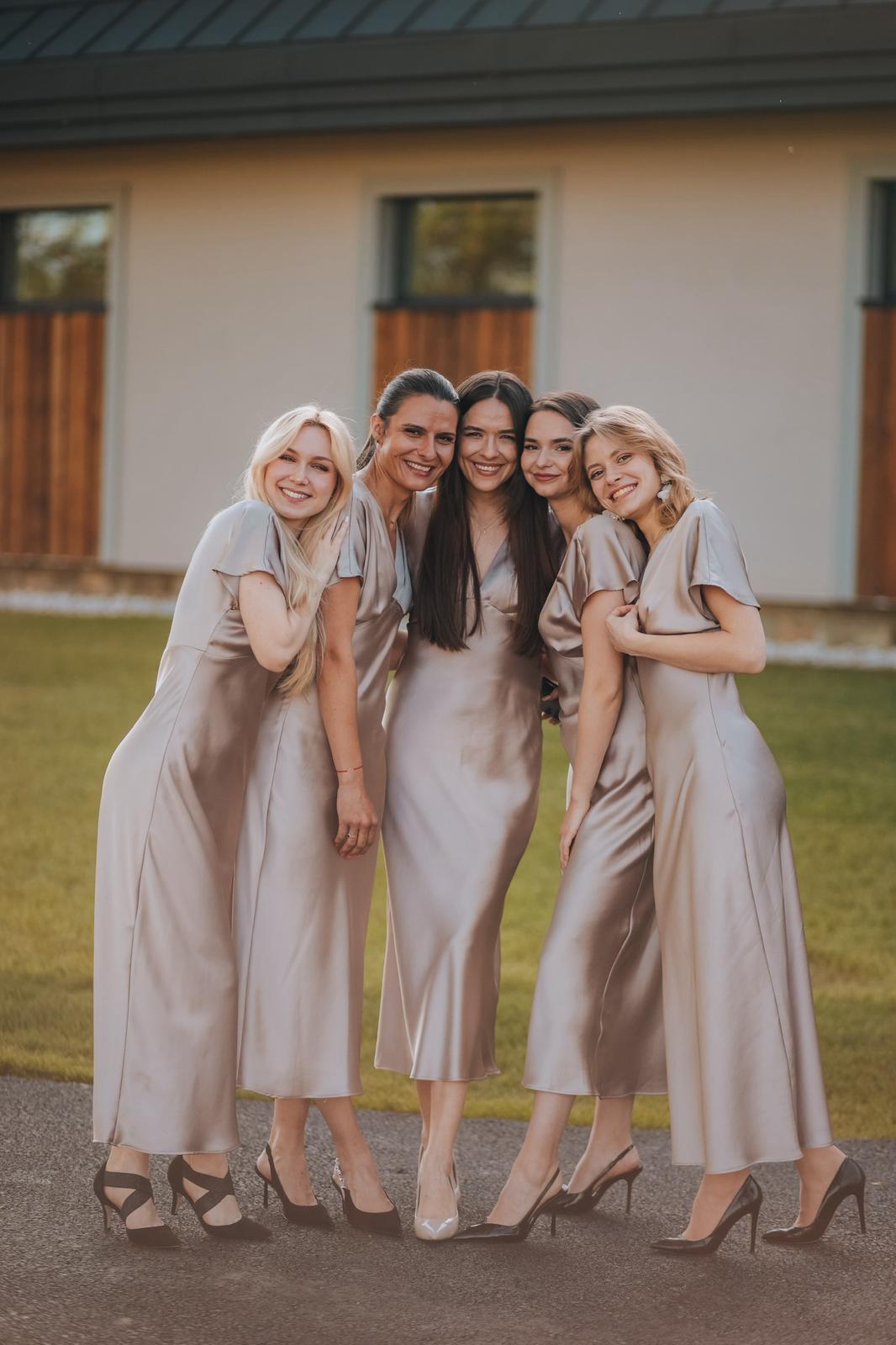 Elite Hostess - echipă în ținute champagne, în aer liber
