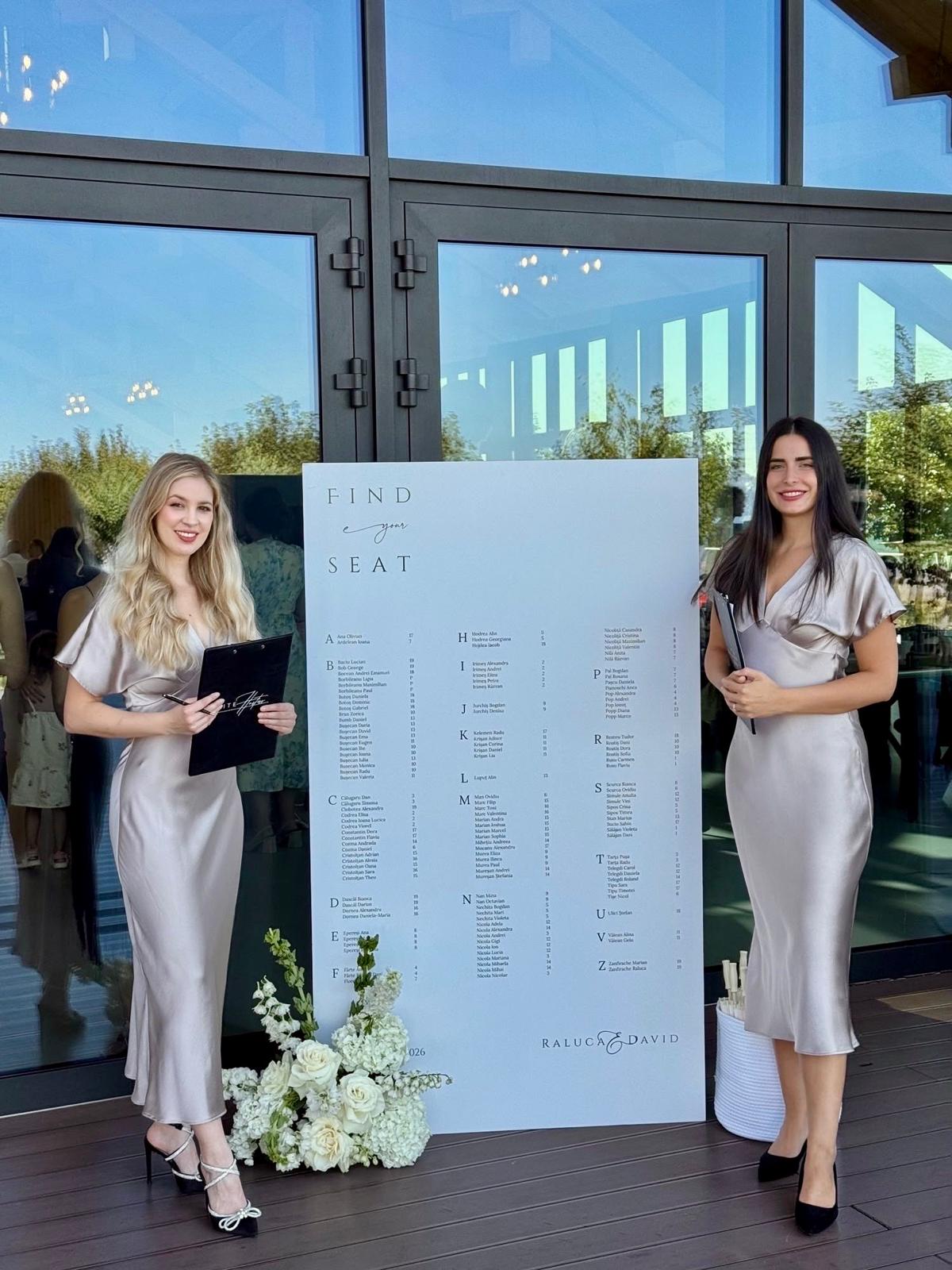 Elite Hostess - hostess la un eveniment, lângă panoul de seating